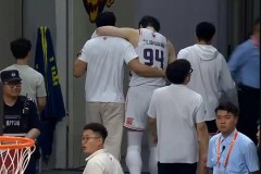 王哲林胸口受伤 出战22分钟拿到7分8板2助