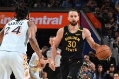 库里第6次赛季300记三分球 独占NBA历史第一